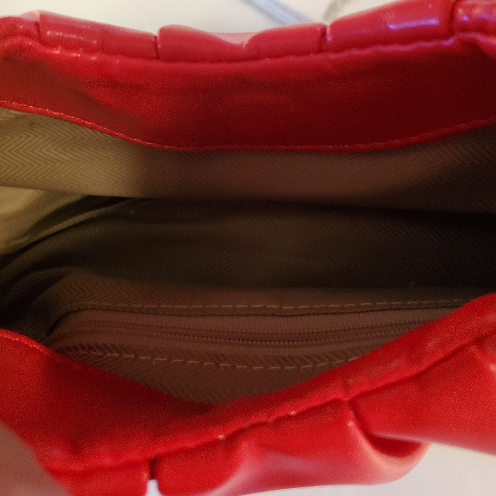 SMALL RED HANDBAG ,RUFFLED STRAP - Picture 5 of 6